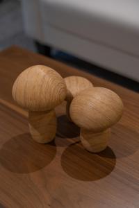 拉纳克Broom Cottage的木桌上摆着两个蘑菇