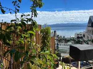 圣卡洛斯-德巴里洛切MINI LOFT Departamentos Bariloche的阳台设有围栏,享有水景