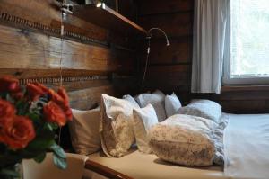 扎科帕内维拉玛尔玛住宿加早餐酒店的卧室配有带枕头的床铺和窗户。