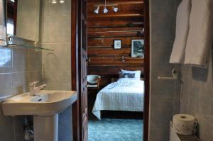 扎科帕内维拉玛尔玛住宿加早餐酒店的一间带水槽的浴室和一间带一张床的卧室