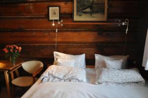 扎科帕内维拉玛尔玛住宿加早餐酒店的一间卧室配有床、两个枕头和一张桌子
