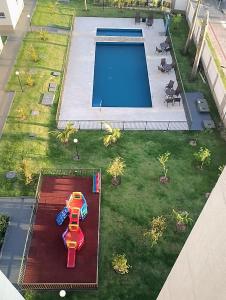 马林加Apartamento aconchegante Jd América的享有游泳池和草坪上玩具车的顶部景色