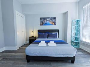 休斯顿Elegant 1 Bed Montrose - Venice @ Italian Plaza的一间卧室配有一张大床,上面有两双白鞋
