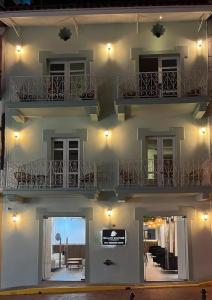 巴拿马城HOTEL BALUARTE BOUTIQUE PANAMA的两座阳台的建筑