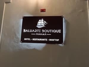 巴拿马城HOTEL BALUARTE BOUTIQUE PANAMA的墙上的标志和船上的船