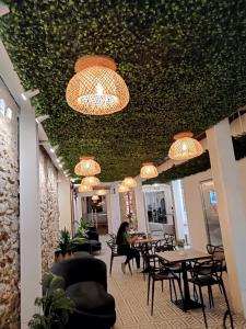 巴拿马城HOTEL BALUARTE BOUTIQUE PANAMA的用餐室配有桌椅和灯光