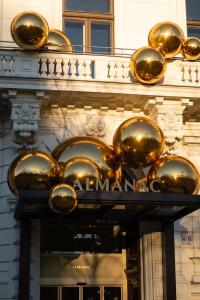 维也纳Almanac Palais Vienna的一座建筑上装饰着许多金色的饰物