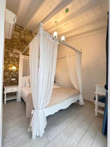 阿拉恰特塞林酒店 的一间卧室配有带窗帘的天蓬床