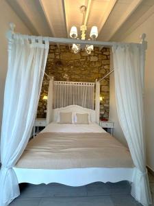 阿拉恰特塞林酒店 的一间卧室配有一张带天蓬的白色床