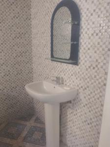 努瓦克肖特Dar Daoudi的浴室设有白色水槽和镜子