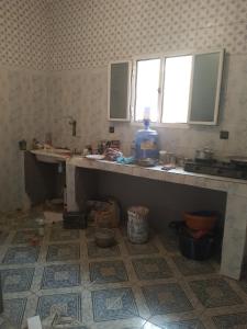 努瓦克肖特Dar Daoudi的厨房配有水槽和带窗户的台面