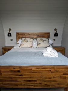 Wolds Wine Estate的一间卧室配有一张床,上面有两条毛巾