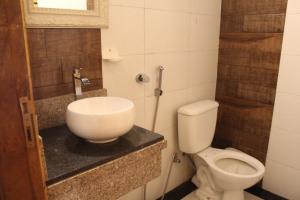 埃斯特城AP 40- Apart OH的浴室配有白色卫生间和盥洗盆。