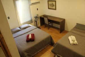 埃斯特城AP 40- Apart OH的一间卧室配有两张床和一张带风扇的书桌。