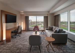 多伦多Great Canadian Casino Resort Toronto的酒店客房设有沙发和钢琴