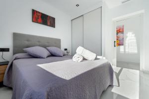 罗达德瓦拉La Villa del Roc的一间卧室配有一张带紫色床单的大床