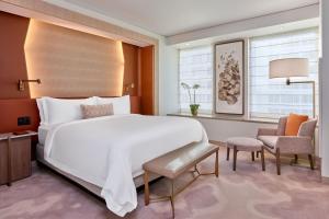 旧金山The St. Regis San Francisco的卧室设有一张白色大床和一扇窗户。