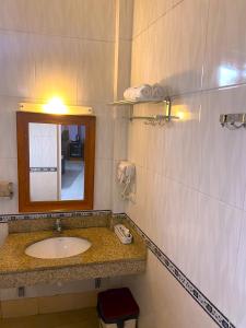 Thach LoiHong Ha Airport Hotel的一间带水槽和镜子的浴室