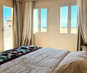 赫尔格达Azzura appartment sahl hashesh with private garden的一间卧室设有一张床和美景窗户。