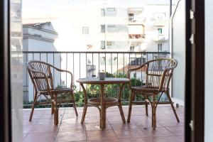 福贾Affittacamere Le Dimore del Riccio的阳台配有一张桌子和两把椅子