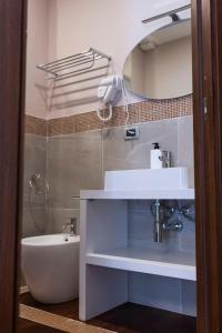 福贾Affittacamere Le Dimore del Riccio的浴室配有盥洗盆和浴缸。