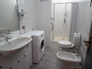 拉文纳Ca' d'Luca的白色的浴室设有洗衣机和水槽。
