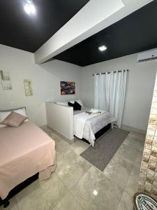 巴西利亚Riacho HOTEL的一间卧室配有两张床和一张桌子