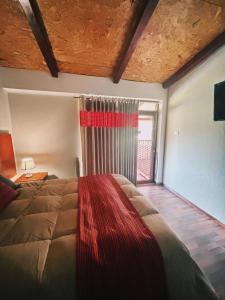万卡约Hotel Vista Verde的一间卧室设有一张大床和一个窗户。