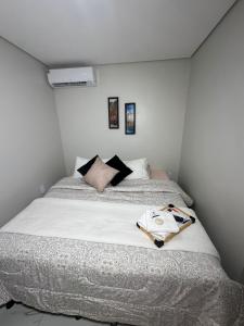 巴西利亚Riacho HOTEL的卧室配有一张白色大床,上面有毛巾