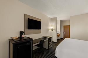 GretnaRed Lion Inn & Suites Gretna的配有一张床和一张书桌的酒店客房