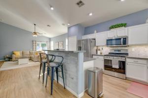 Queen CreekCharming Gilbert Home with Patio and Putting Green!的厨房配有白色橱柜和酒吧凳子