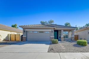 Queen CreekCharming Gilbert Home with Patio and Putting Green!的车道和车库的房子