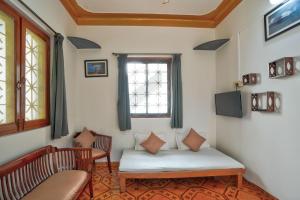 安君纳Villa Seafront Goa的带沙发和窗户的客厅