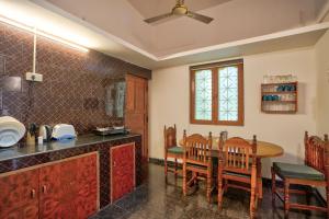 安君纳Villa Seafront Goa的一间带桌子的厨房和一间餐厅
