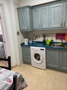 维辛达里奥Room Sol Vecindario Gran Canaria的厨房配有洗衣机和水槽