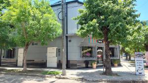 科连特斯Departamento monoambiente Necco Apart的两棵树的街道拐角处的商店