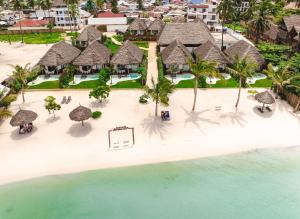南威Safaya Luxury Villas - Adults only的海滩上的度假村的空中景致