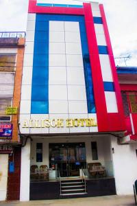 伊基托斯ALLISON HOTEL的一座红白色和蓝色的建筑,与酒店同在