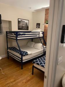 纽约Midtown Nest 1 bedroom Self Serviced Apartment的一间客房内配有两张双层床的房间