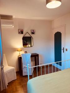 胡安莱潘Appartement "Laura" Terrasse - Parking - Plage的一间卧室配有一张床、一张桌子和一把椅子