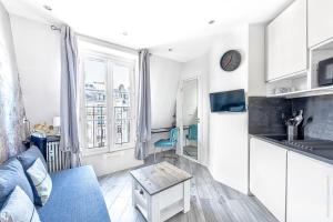 巴黎Champs Elysees - Mac Mahon Studio的一间配有沙发和桌子的厨房