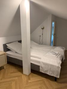 考纳斯Kaunas Embassy Apartments的卧室配有白色的墙壁床