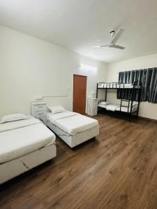浦那Elite Stays Viman nagar的铺有木地板的客房内的两张床
