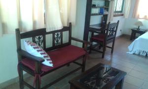 Playa JunquillalCasas Pelicano的客厅配有两把椅子和一张桌子