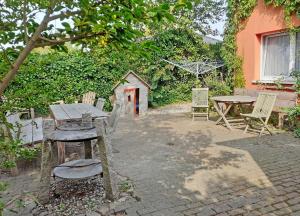 蒂索Appartementhaus auf Moenchgut的庭院配有桌椅、桌子和椅子。