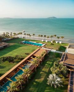 布希奥斯A Concept Hotel & Spa的享有带游泳池和海洋的度假村的空中景致