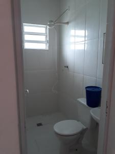 佩鲁伊比CASA DO PESCADOR的白色的浴室设有卫生间和水槽。