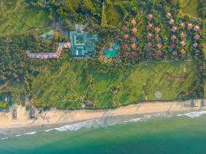 比纳里姆果阿泰姬陵酒店&度假村的海滩上房屋的空中景致