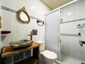 萨兰托Casa Emmanuel的一间带水槽、卫生间和淋浴的浴室