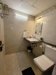 班加罗尔Anvaya Tranquility的浴室配有白色卫生间和盥洗盆。